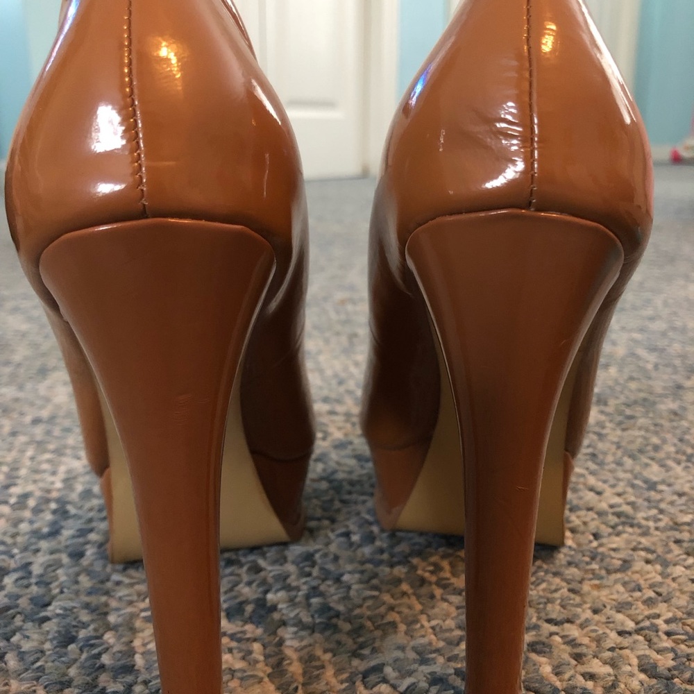 Nude peak toe heal
